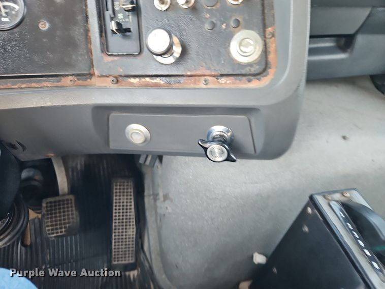 image for item EI8263 1995 Ford L8000 dump truck