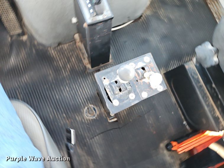 image for item EI8263 1995 Ford L8000 dump truck