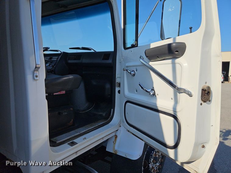 image for item EI8263 1995 Ford L8000 dump truck