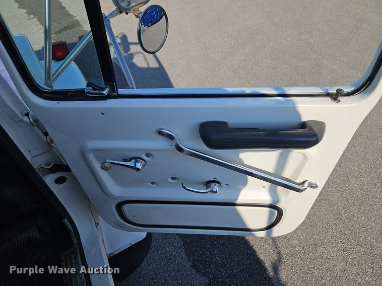 image for item EI8263 1995 Ford L8000 dump truck