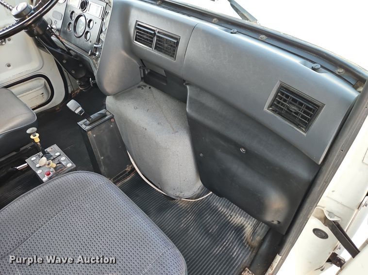 image for item EI8263 1995 Ford L8000 dump truck