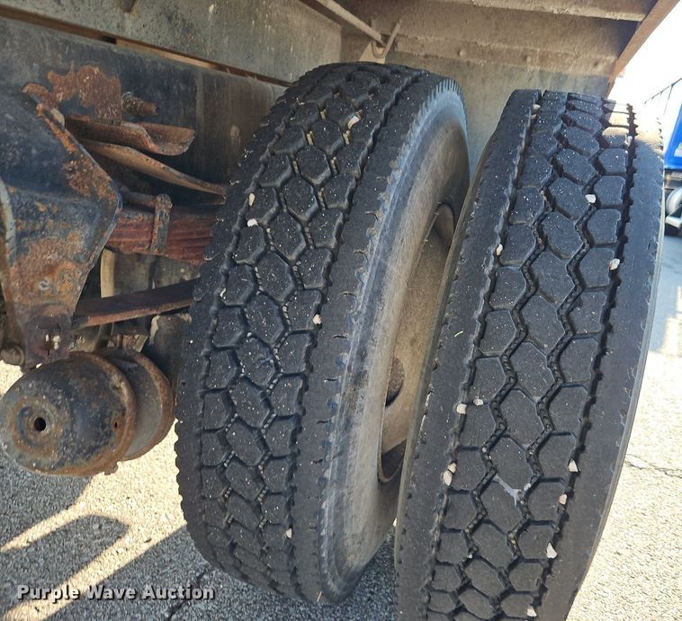 image for item EI8263 1995 Ford L8000 dump truck