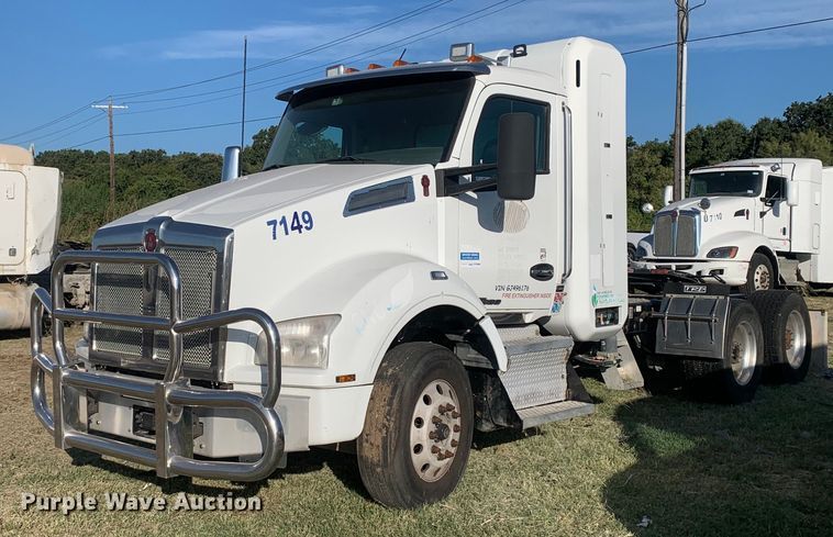 image for item EJ2864 2016 Kenworth  T880 semi truck