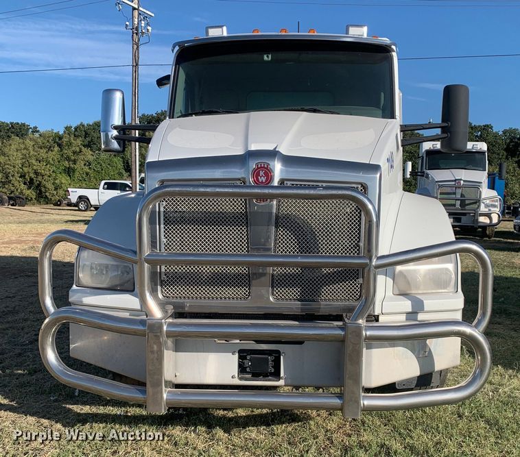 image for item EJ2864 2016 Kenworth  T880 semi truck