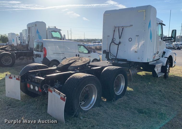 image for item EJ2864 2016 Kenworth  T880 semi truck