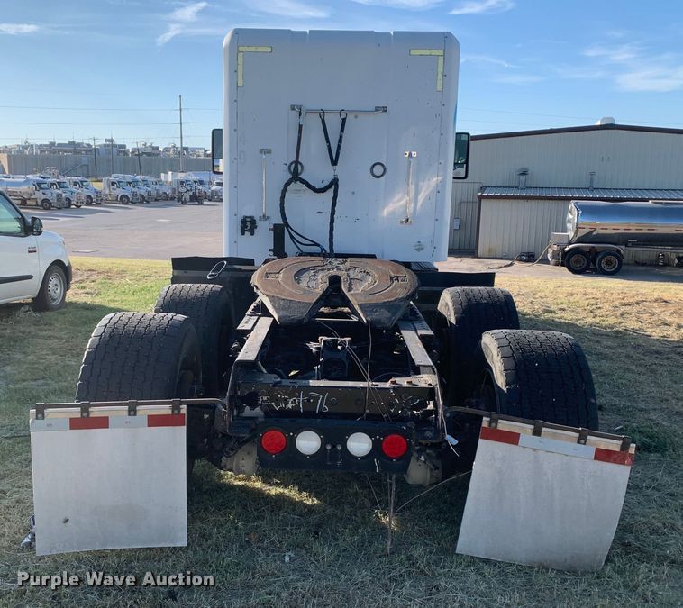 image for item EJ2864 2016 Kenworth  T880 semi truck