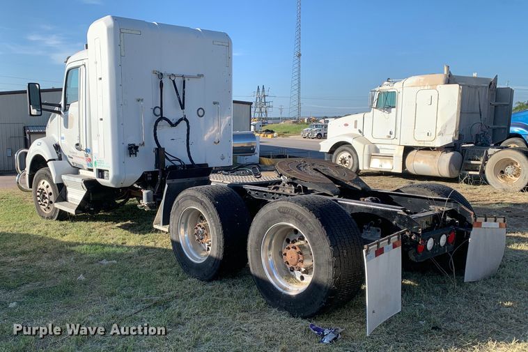 image for item EJ2864 2016 Kenworth  T880 semi truck