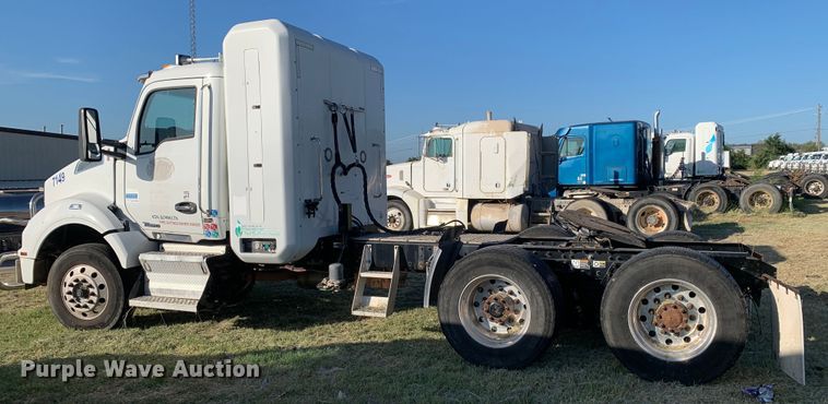 image for item EJ2864 2016 Kenworth  T880 semi truck