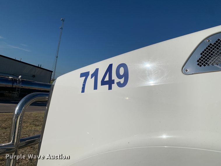 image for item EJ2864 2016 Kenworth  T880 semi truck