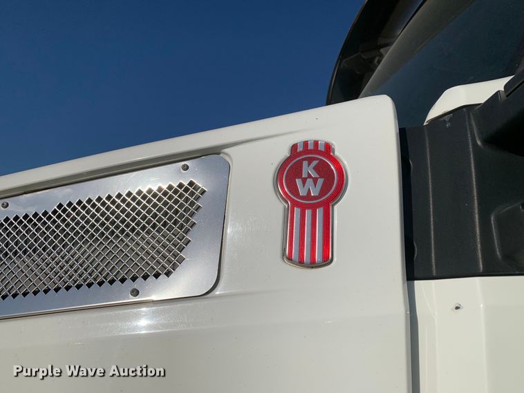 image for item EJ2864 2016 Kenworth  T880 semi truck