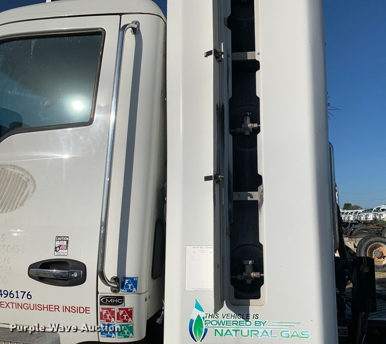 image for item EJ2864 2016 Kenworth  T880 semi truck