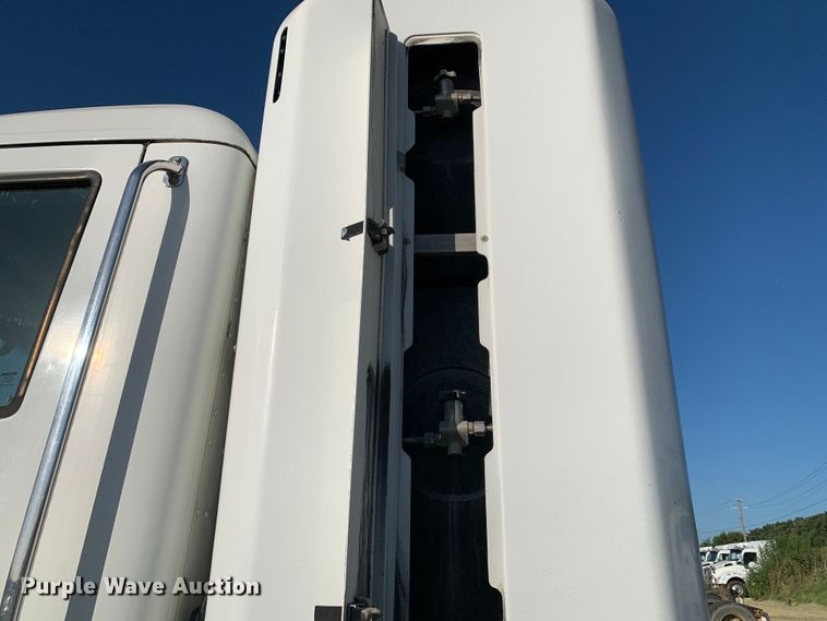 image for item EJ2864 2016 Kenworth  T880 semi truck