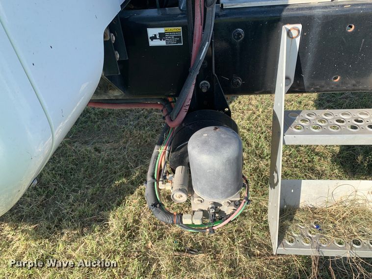 image for item EJ2864 2016 Kenworth  T880 semi truck