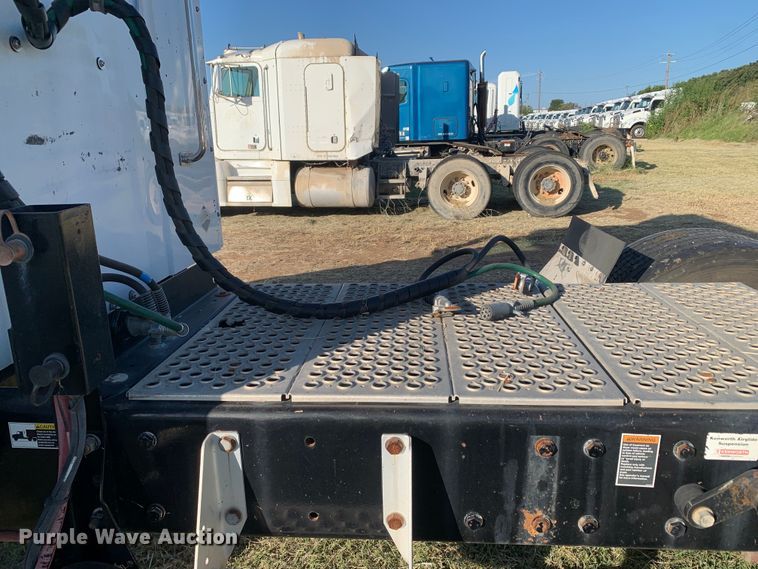 image for item EJ2864 2016 Kenworth  T880 semi truck