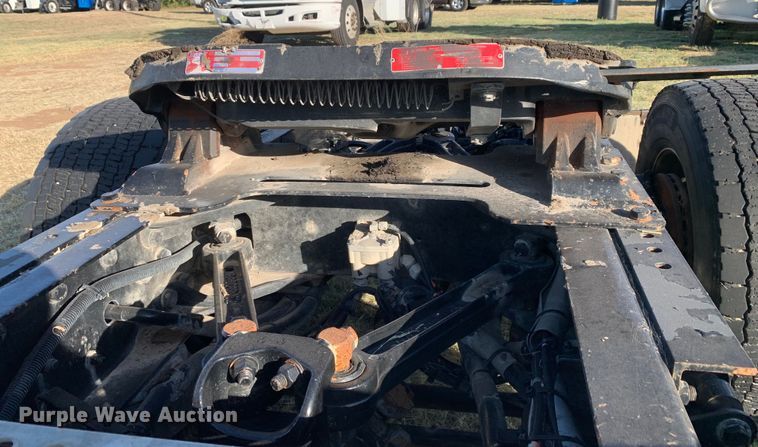 image for item EJ2864 2016 Kenworth  T880 semi truck