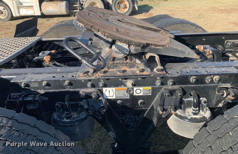 image for item EJ2864 2016 Kenworth  T880 semi truck