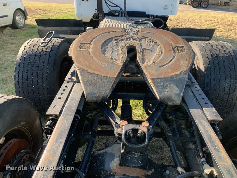 image for item EJ2864 2016 Kenworth  T880 semi truck