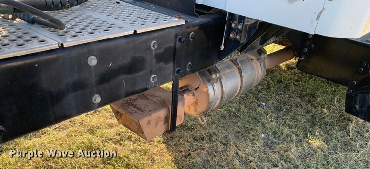 image for item EJ2864 2016 Kenworth  T880 semi truck