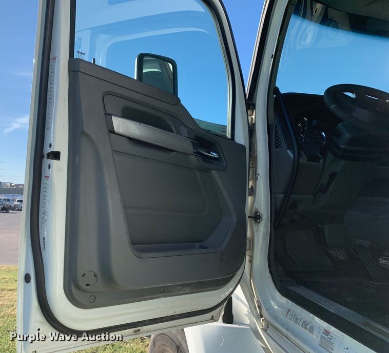 image for item EJ2864 2016 Kenworth  T880 semi truck