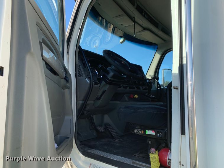 image for item EJ2864 2016 Kenworth  T880 semi truck