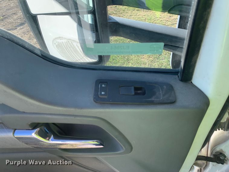 image for item EJ2864 2016 Kenworth  T880 semi truck