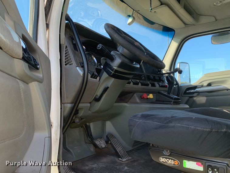 image for item EJ2864 2016 Kenworth  T880 semi truck