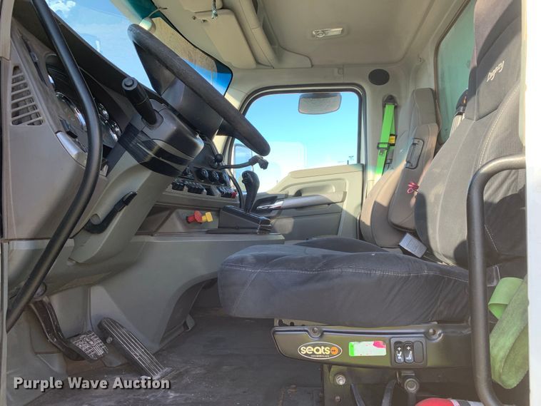 image for item EJ2864 2016 Kenworth  T880 semi truck