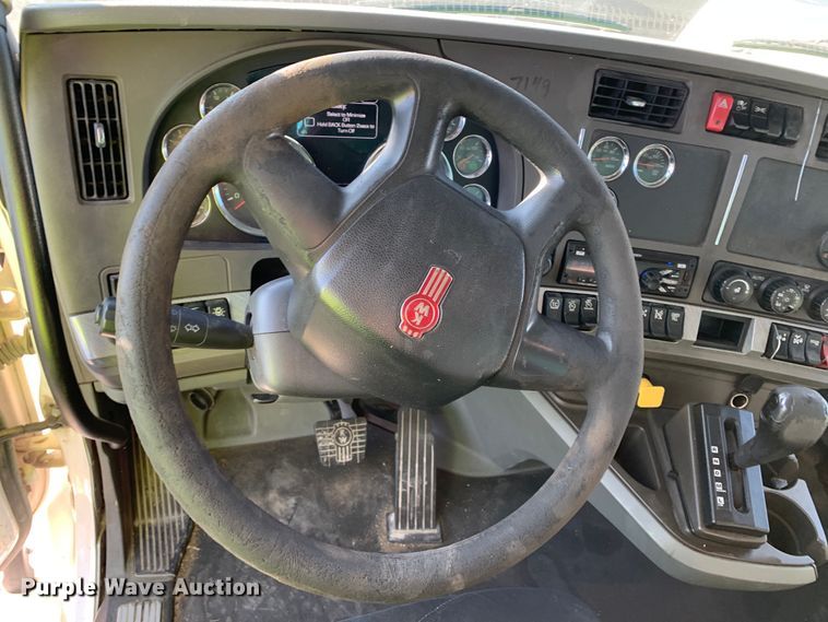 image for item EJ2864 2016 Kenworth  T880 semi truck
