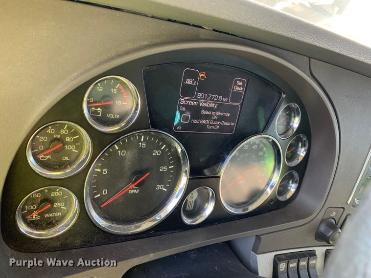 image for item EJ2864 2016 Kenworth  T880 semi truck