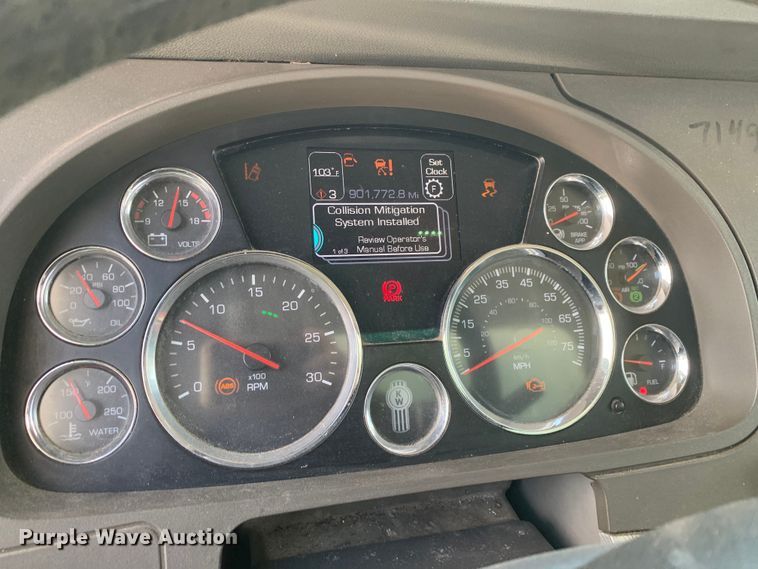 image for item EJ2864 2016 Kenworth  T880 semi truck