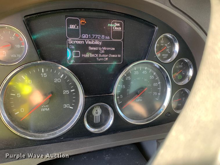 image for item EJ2864 2016 Kenworth  T880 semi truck