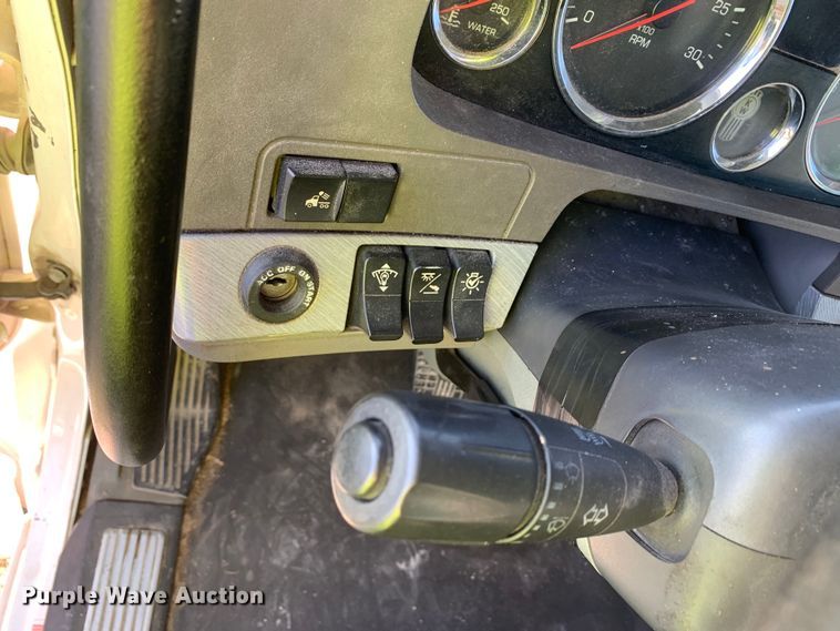 image for item EJ2864 2016 Kenworth  T880 semi truck