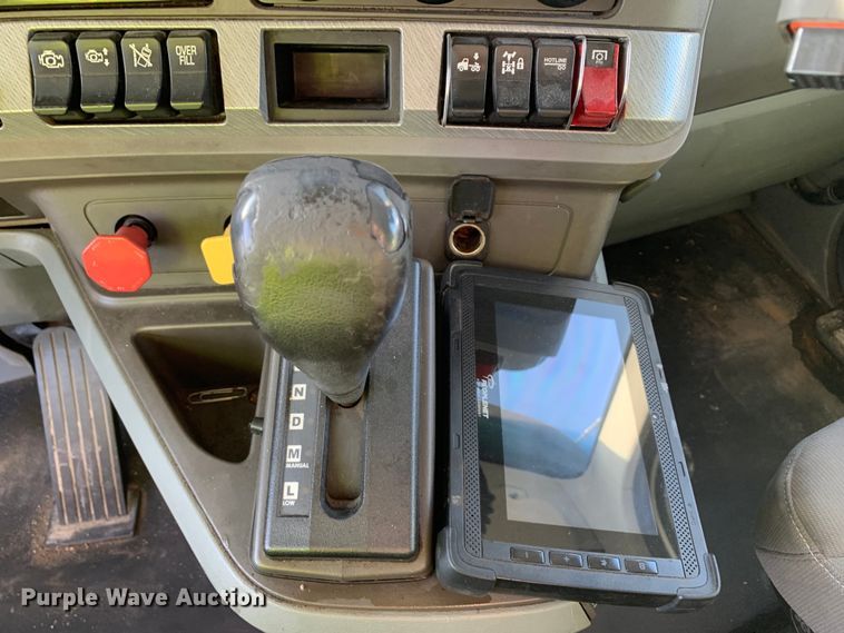 image for item EJ2864 2016 Kenworth  T880 semi truck