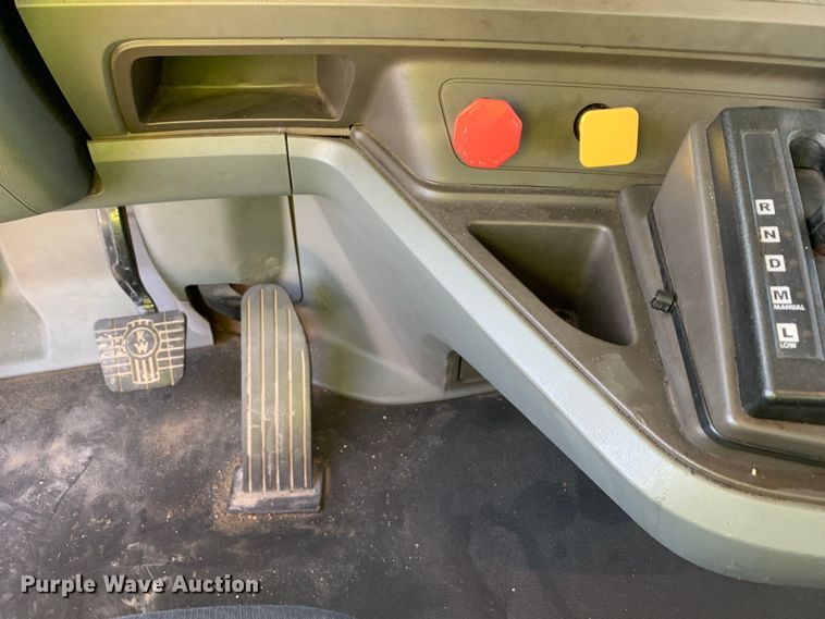 image for item EJ2864 2016 Kenworth  T880 semi truck