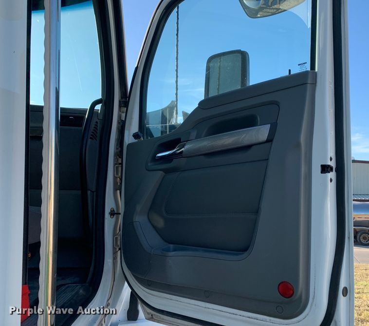 image for item EJ2864 2016 Kenworth  T880 semi truck