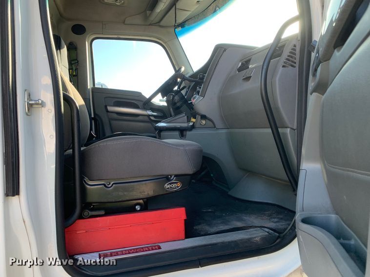 image for item EJ2864 2016 Kenworth  T880 semi truck