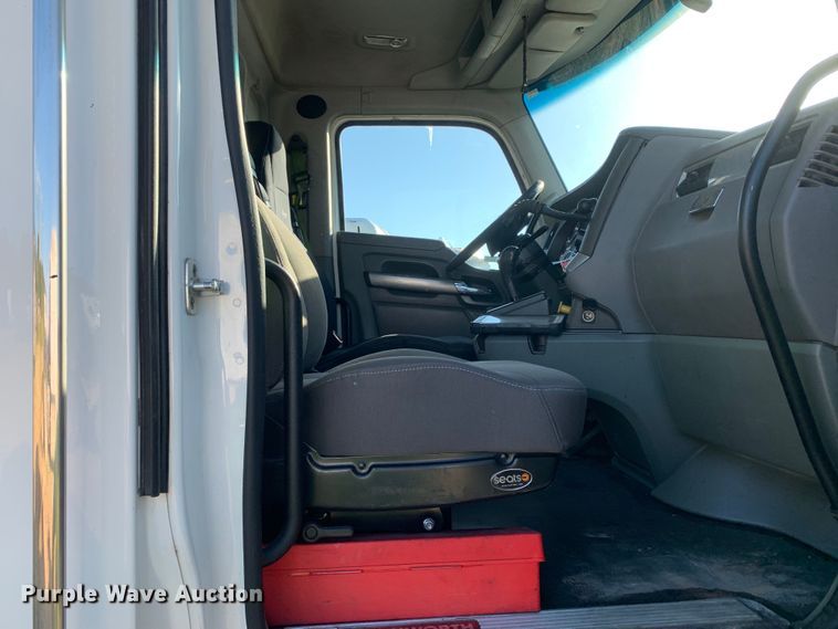 image for item EJ2864 2016 Kenworth  T880 semi truck