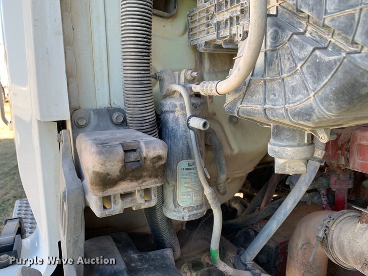 image for item EJ2864 2016 Kenworth  T880 semi truck