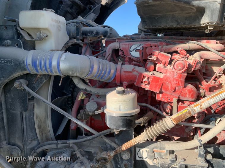 image for item EJ2864 2016 Kenworth  T880 semi truck