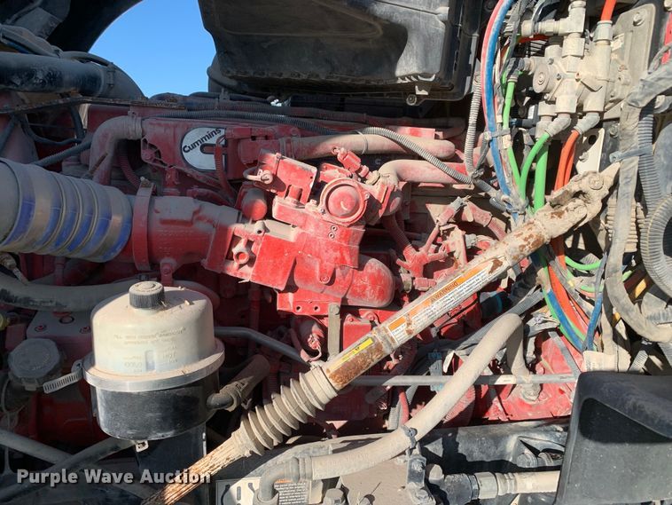 image for item EJ2864 2016 Kenworth  T880 semi truck