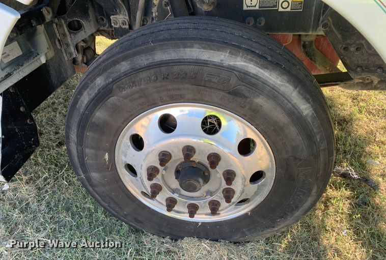 image for item EJ2864 2016 Kenworth  T880 semi truck