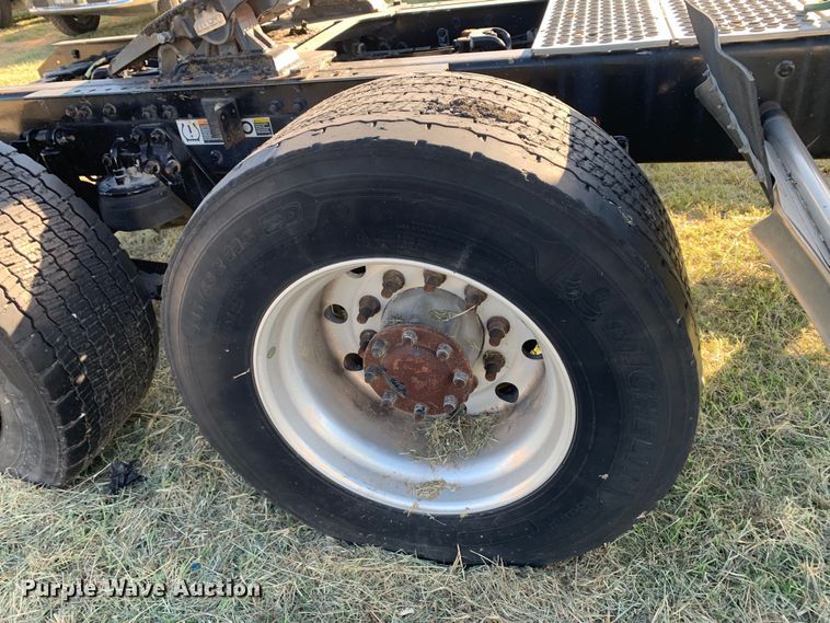 image for item EJ2864 2016 Kenworth  T880 semi truck