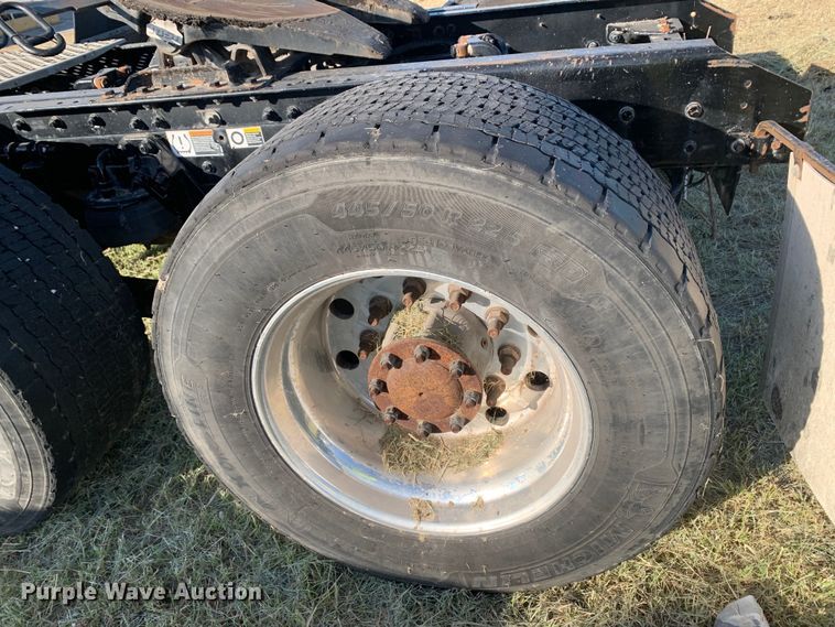 image for item EJ2864 2016 Kenworth  T880 semi truck