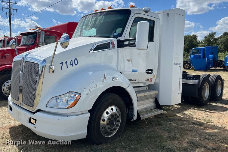 image for item EJ2865 2016 Kenworth  T680 semi truck