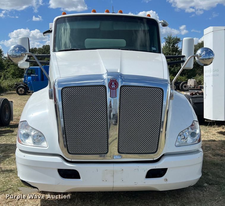 image for item EJ2865 2016 Kenworth  T680 semi truck