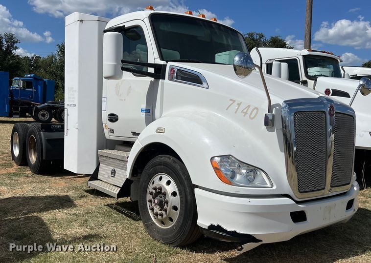 image for item EJ2865 2016 Kenworth  T680 semi truck