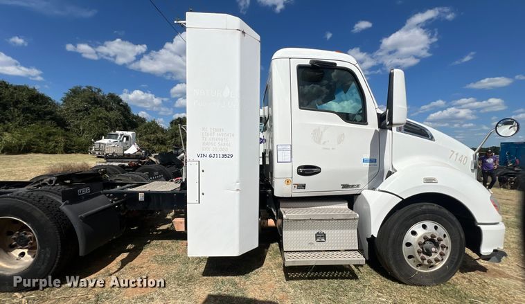 image for item EJ2865 2016 Kenworth  T680 semi truck