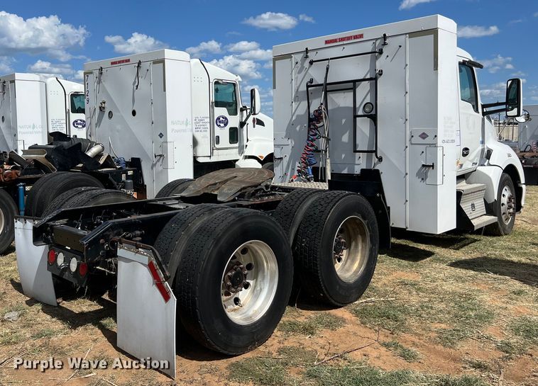 image for item EJ2865 2016 Kenworth  T680 semi truck