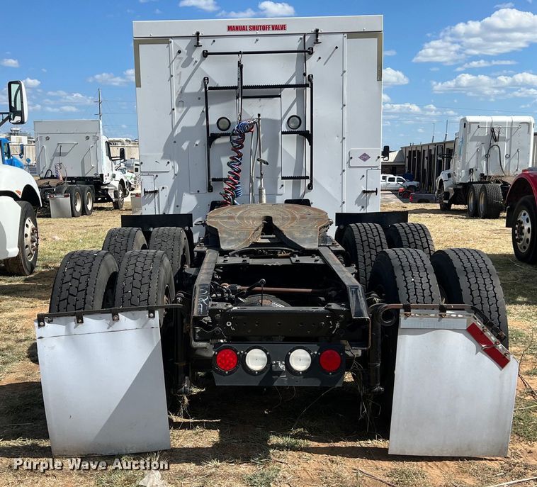 image for item EJ2865 2016 Kenworth  T680 semi truck