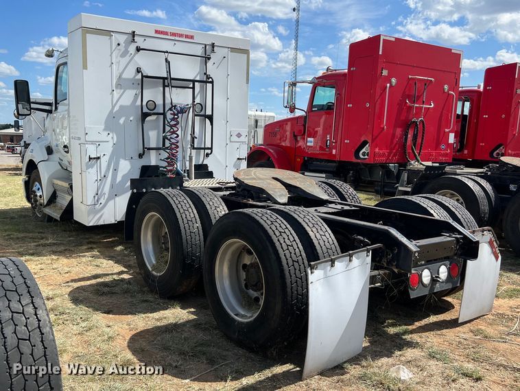 image for item EJ2865 2016 Kenworth  T680 semi truck